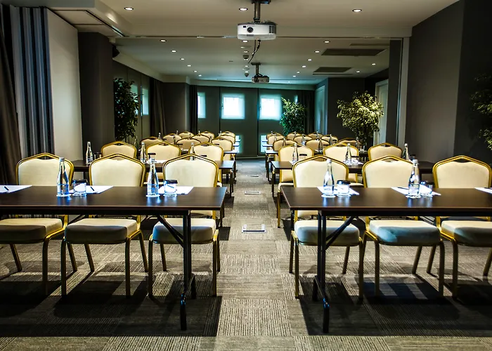Istanbul hotels near Cemberlitas Sutunu