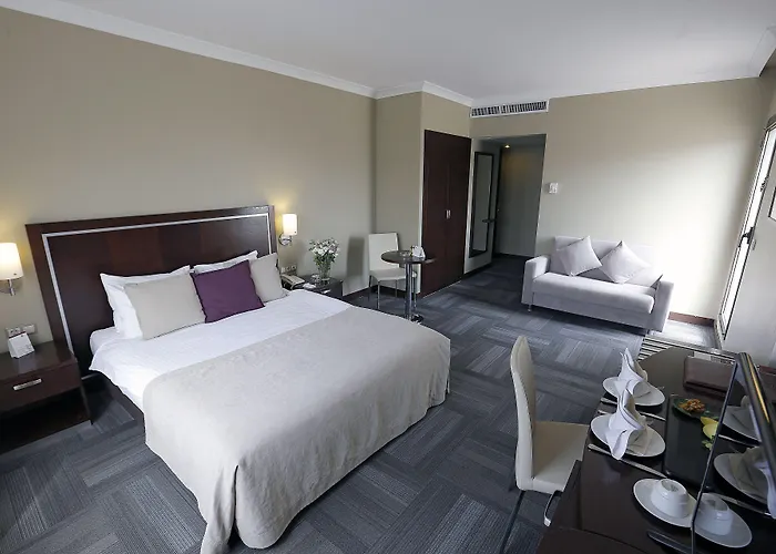 Izmir hotels near Kemer Plaza Alisveris Merkezi